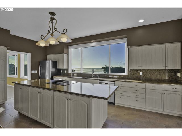 88765 SHORELINE Loop, Florence, OR 97439