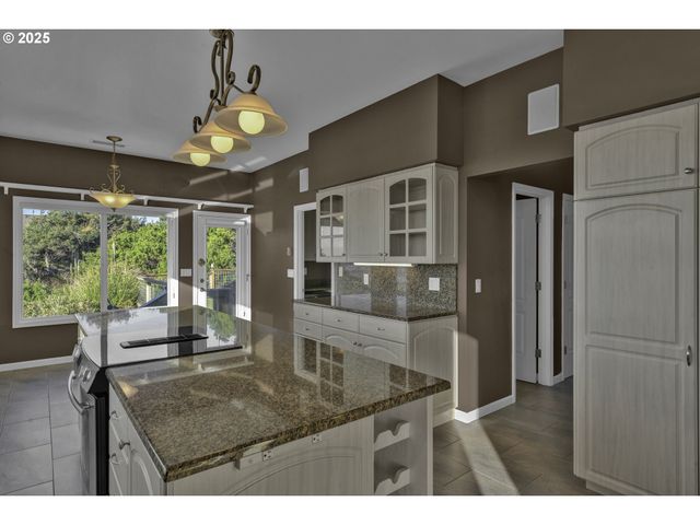 88765 SHORELINE Loop, Florence, OR 97439