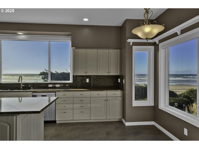 88765 SHORELINE Loop, Florence, OR 97439