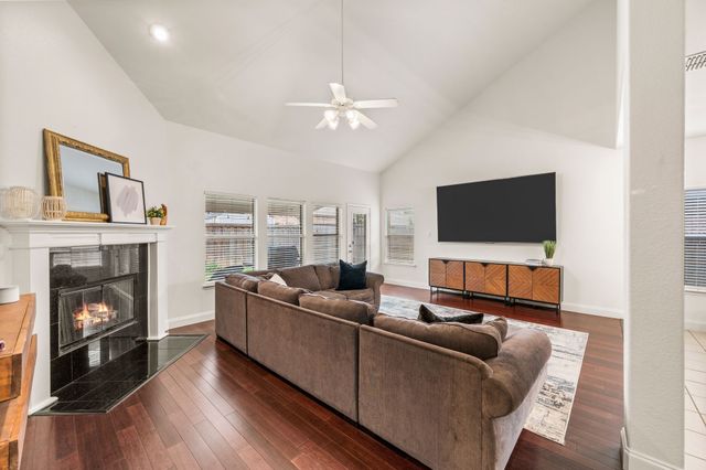 308 Bradbury Drive, Euless, TX 76040