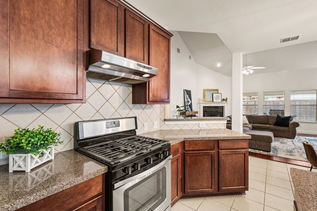 308 Bradbury Drive, Euless, TX 76040