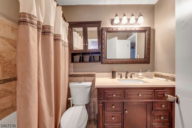 573 Dell Pl, Stanhope Boro, NJ 07874