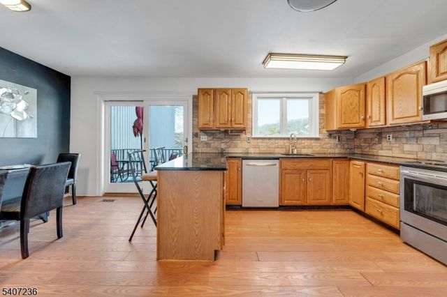 573 Dell Pl, Stanhope Boro, NJ 07874