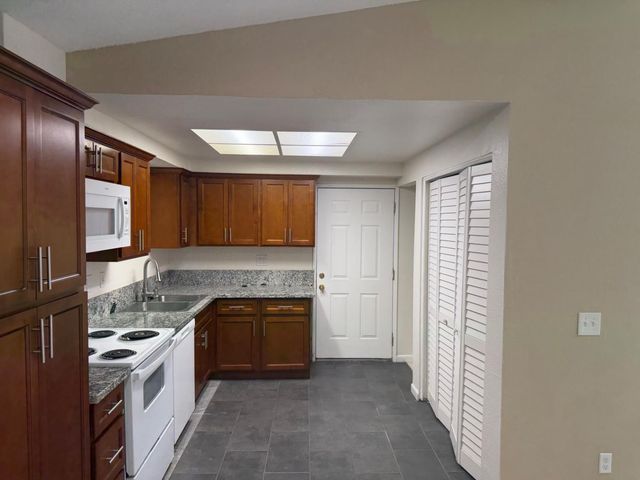 7518 Whisperwillow Dr, Sacramento, CA 95828