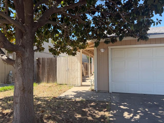 7518 Whisperwillow Dr, Sacramento, CA 95828