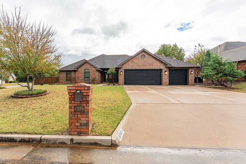1309 Nottingham Circle, Shawnee, OK 74804