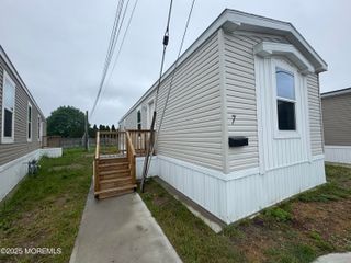 7 Mary Ann Court, Hazlet, NJ 07734