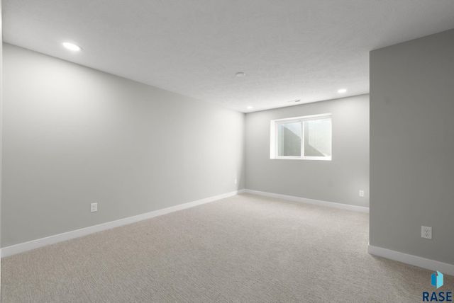 513 N Wildcat Dr Drive, Sioux Falls, SD 57110