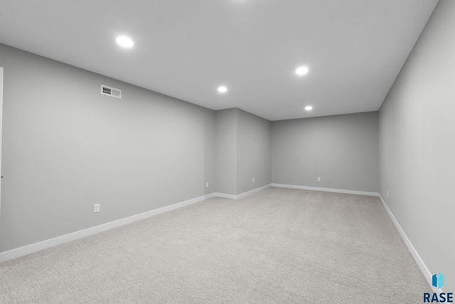 513 N Wildcat Dr Drive, Sioux Falls, SD 57110