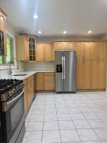 425 Carriage Hill Road, Naperville, IL 60565