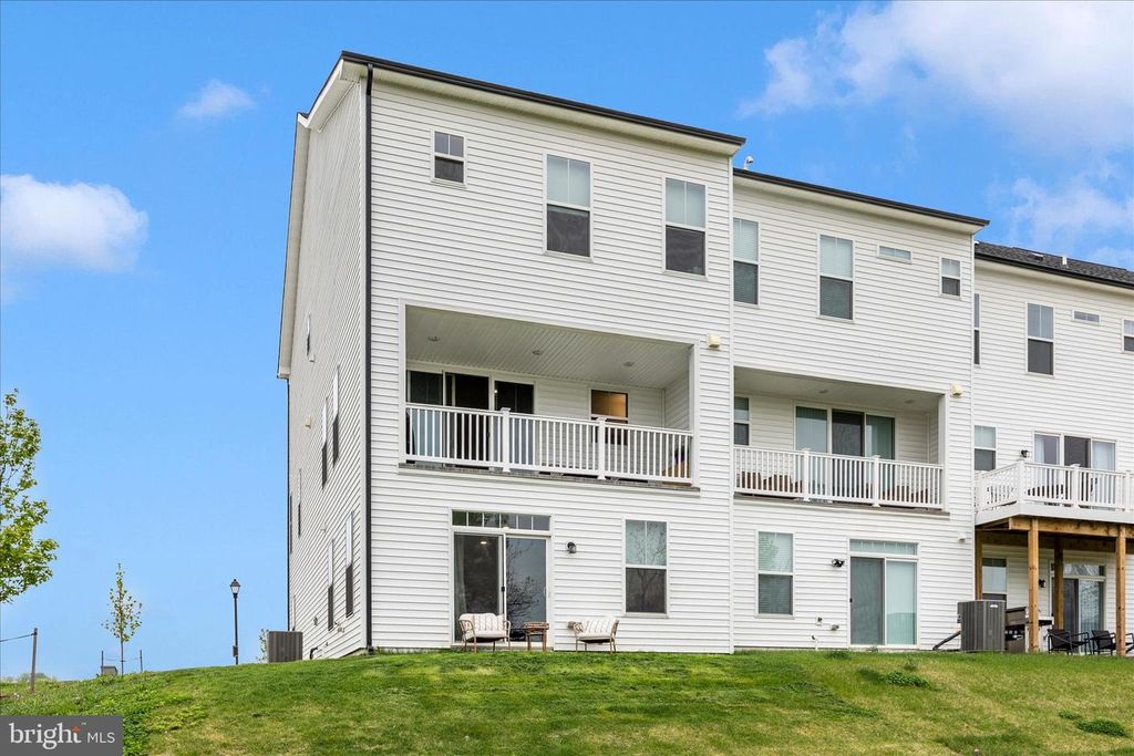 Image 4 of property listing at 2010 ALICE CT, Frederick, MD 21702
