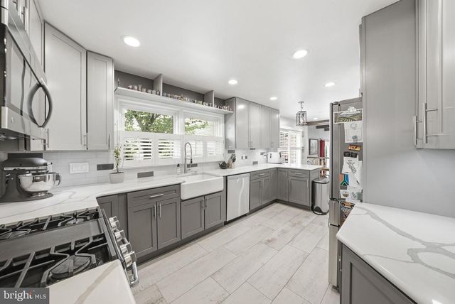 8900 KENILWORTH DR, Burke, VA 22015