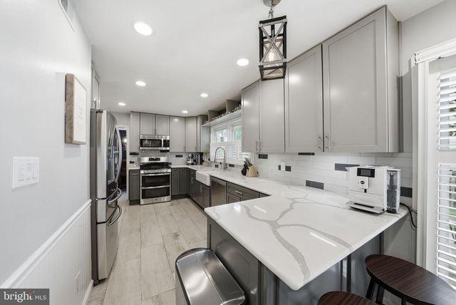 8900 KENILWORTH DR, Burke, VA 22015
