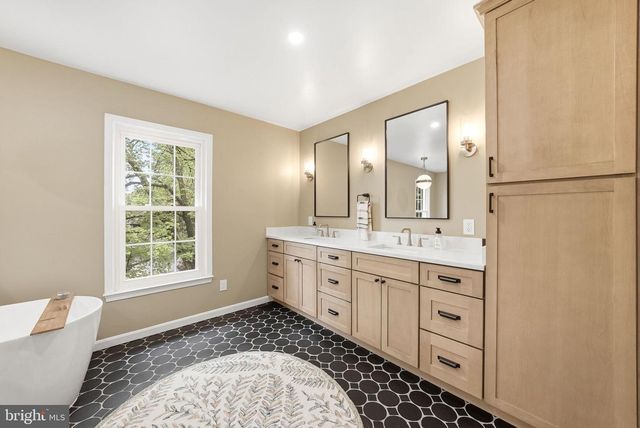 8900 KENILWORTH DR, Burke, VA 22015