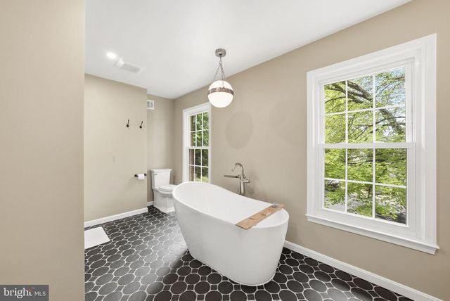 8900 KENILWORTH DR, Burke, VA 22015