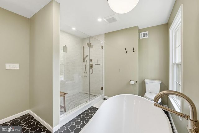 8900 KENILWORTH DR, Burke, VA 22015