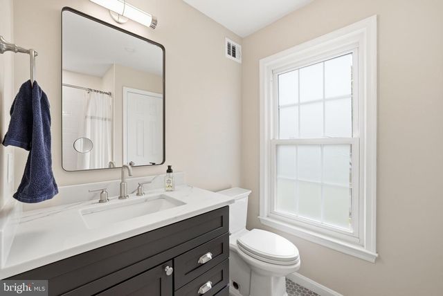 8900 KENILWORTH DR, Burke, VA 22015