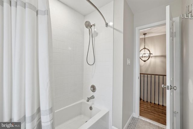 8900 KENILWORTH DR, Burke, VA 22015