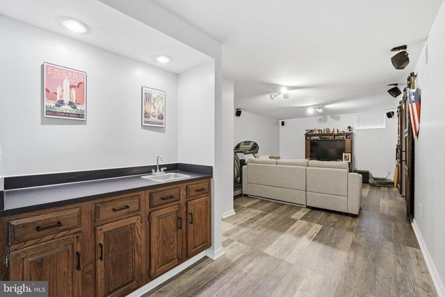 8900 KENILWORTH DR, Burke, VA 22015