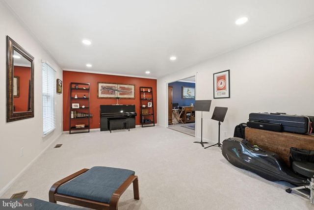 8900 KENILWORTH DR, Burke, VA 22015