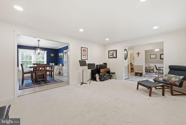 8900 KENILWORTH DR, Burke, VA 22015