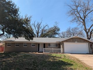 3204 Phoenix Drive, Fort Worth, TX 76116
