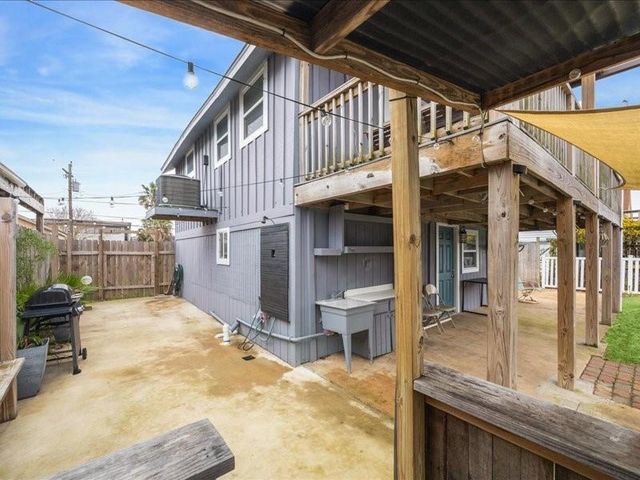 85 Bayou Vista Drive, Hitchcock, TX 77563