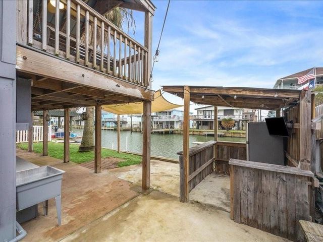 85 Bayou Vista Drive, Hitchcock, TX 77563