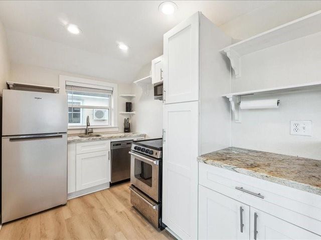 85 Bayou Vista Drive, Hitchcock, TX 77563