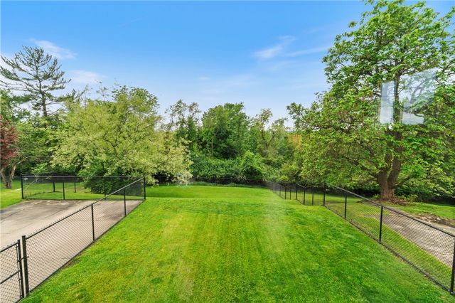 43 Woodridge Dr, Carnegie, PA 15106
