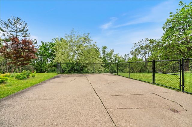 43 Woodridge Dr, Carnegie, PA 15106