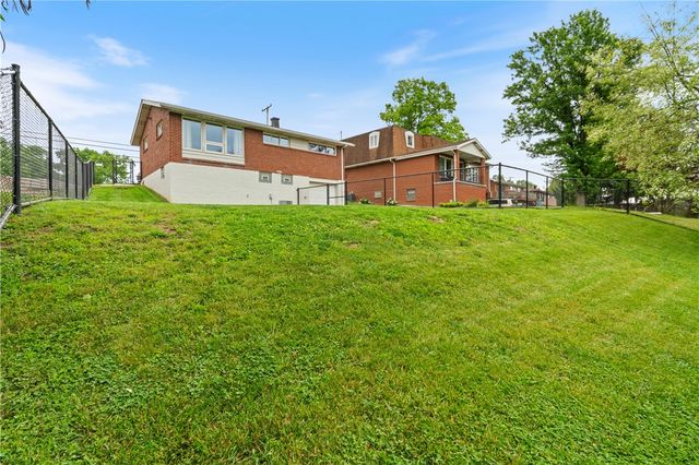 43 Woodridge Dr, Carnegie, PA 15106