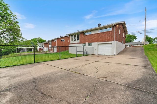 43 Woodridge Dr, Carnegie, PA 15106