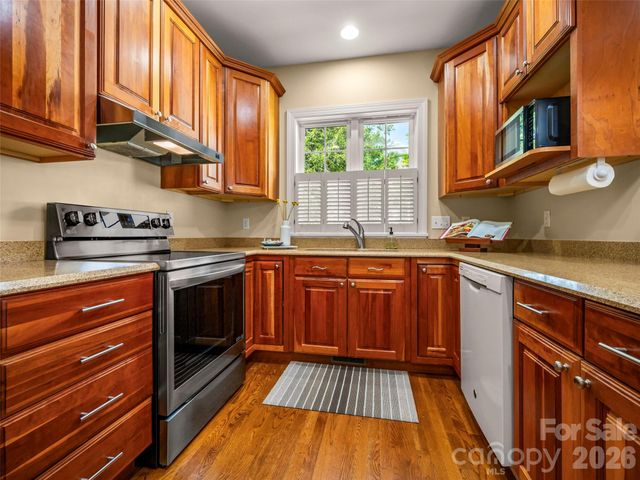 90 Dunroy Drive, Hendersonville, NC 28739