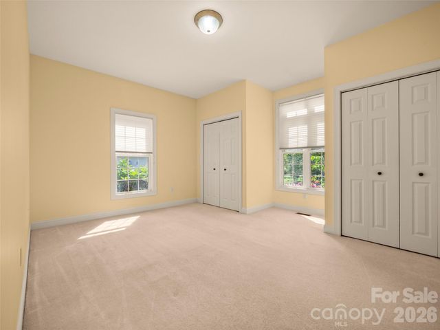 90 Dunroy Drive, Hendersonville, NC 28739