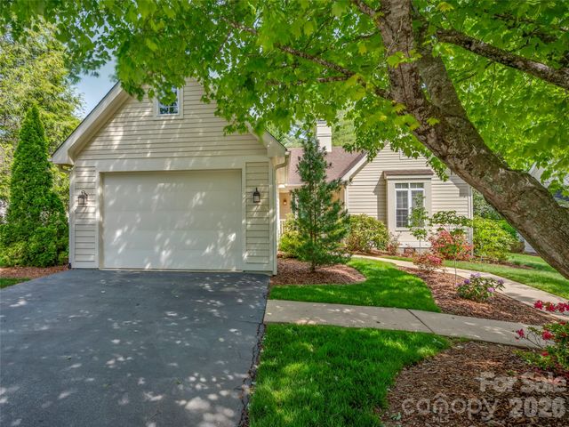 90 Dunroy Drive, Hendersonville, NC 28739