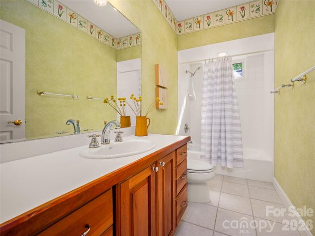 90 Dunroy Drive, Hendersonville, NC 28739