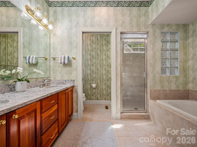 90 Dunroy Drive, Hendersonville, NC 28739