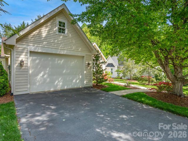 90 Dunroy Drive, Hendersonville, NC 28739