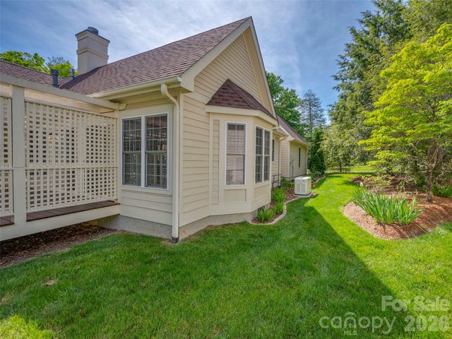 90 Dunroy Drive, Hendersonville, NC 28739