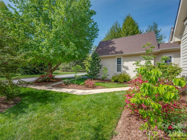 90 Dunroy Drive, Hendersonville, NC 28739