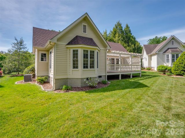 90 Dunroy Drive, Hendersonville, NC 28739