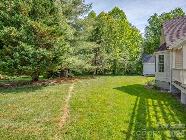 90 Dunroy Drive, Hendersonville, NC 28739