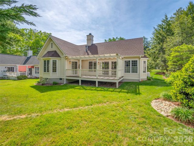 90 Dunroy Drive, Hendersonville, NC 28739