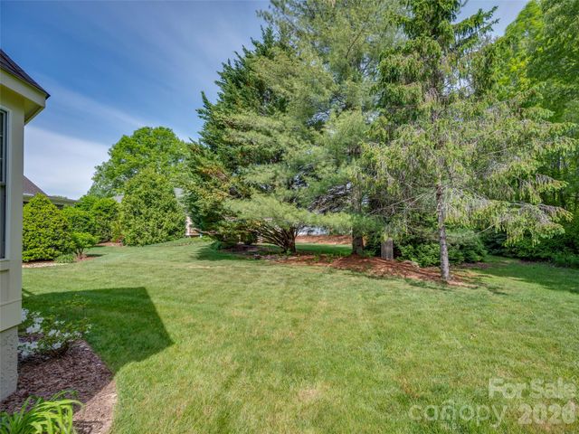 90 Dunroy Drive, Hendersonville, NC 28739