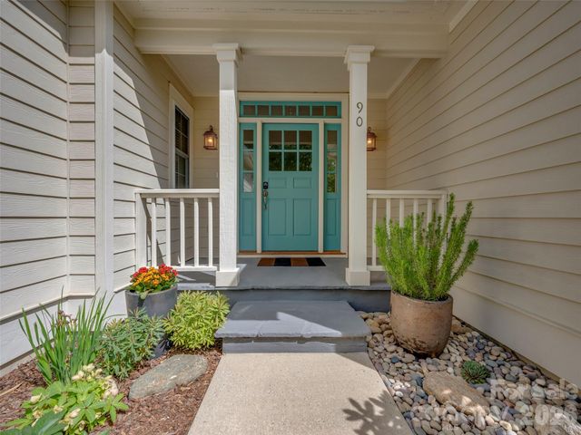 90 Dunroy Drive, Hendersonville, NC 28739