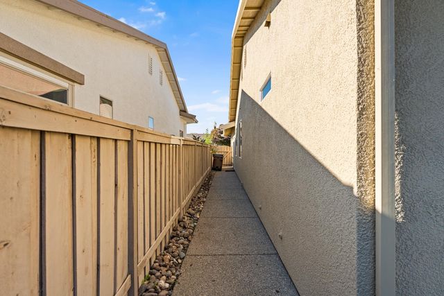 1295 Hawthorne Ln, Lincoln, CA 95648