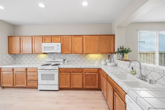 1295 Hawthorne Ln, Lincoln, CA 95648