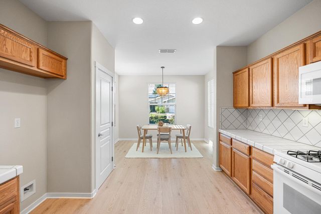 1295 Hawthorne Ln, Lincoln, CA 95648