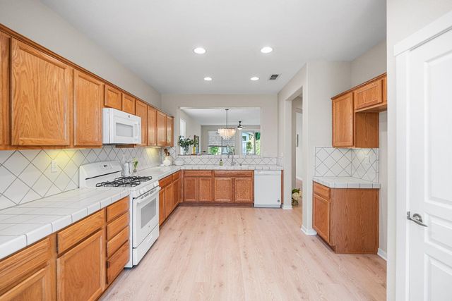 1295 Hawthorne Ln, Lincoln, CA 95648